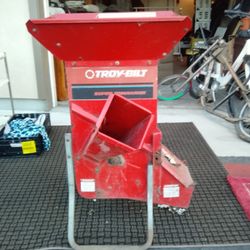 Troy-Bilt Super Tomahawk chipper shredder