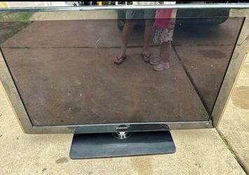 Samsung TV, model LN-T4665F.