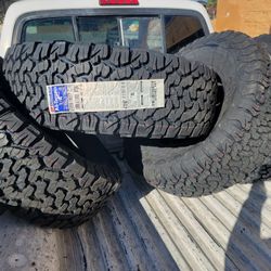 285 70 R17 Bf Goodrich Ko2 4pcs Tires $980