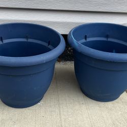 2/Plastic Flower Pots