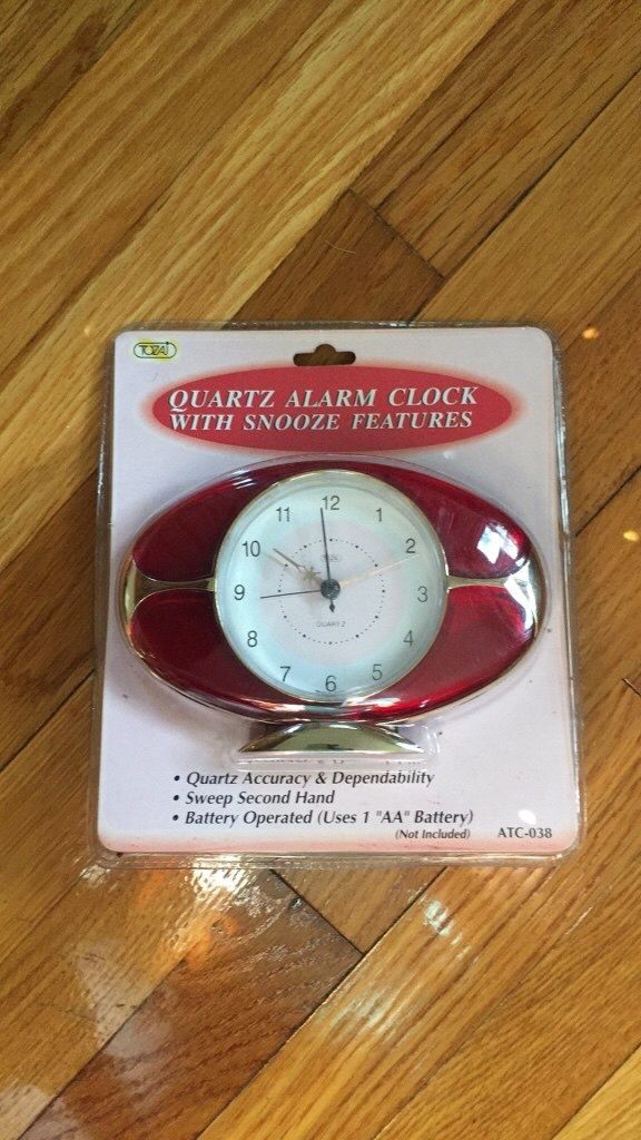 NEW Alarm clock, battery operated, new in pkg