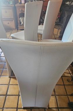 5 chairs (sillas)