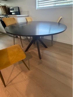 Round table with Chairs