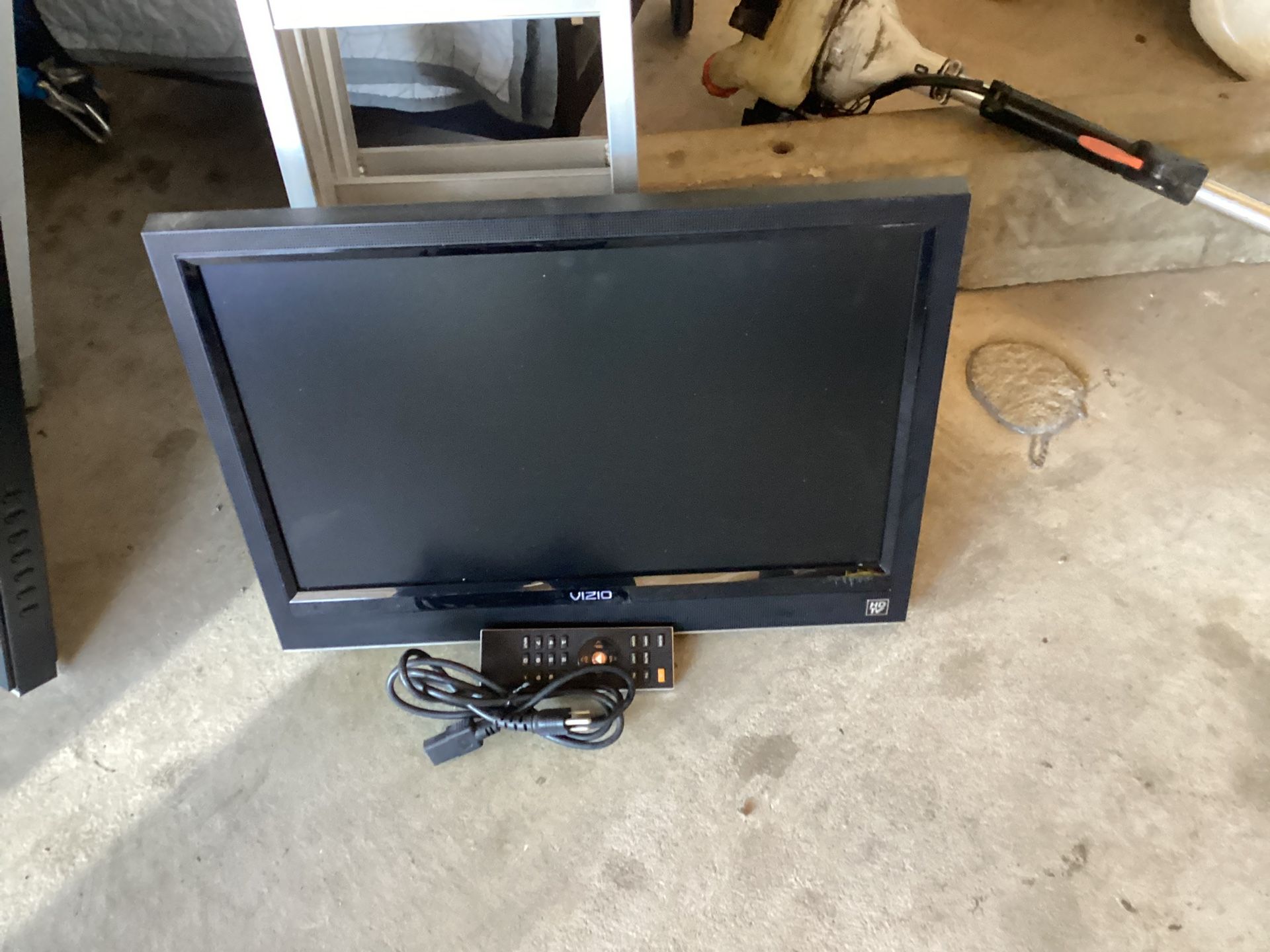 Tv Flat Screen Vizio With Remote Like New