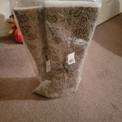 EXPRESS Ladies Snake Print Boots (Brand New)