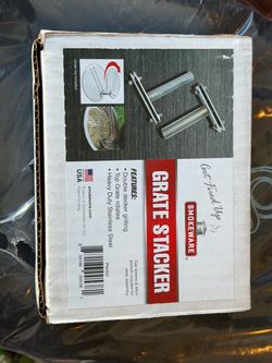 Grate stacker hinge