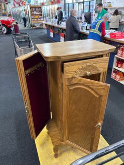 Full-size standing jewelry box