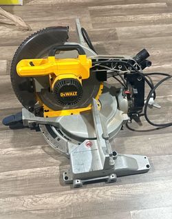 Dewalt-DW715 12-in Single-Bevel Compound Miter Saw