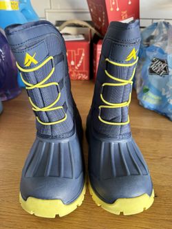 Toddler Snow Boots & Gloves - Size: 5T