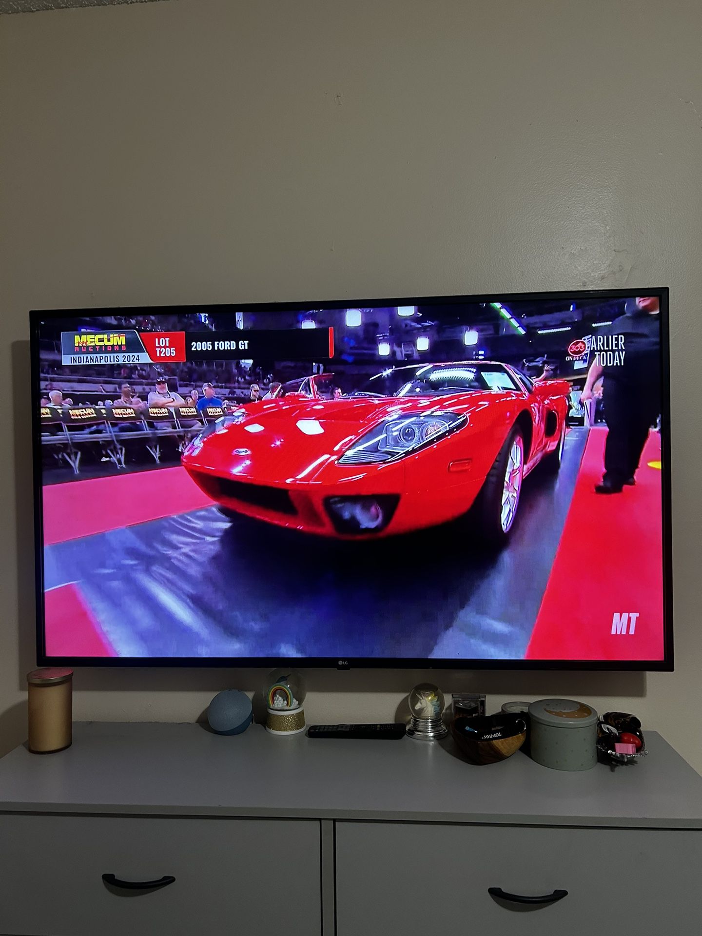LG 60 inch 4k TV with Wall Mount 