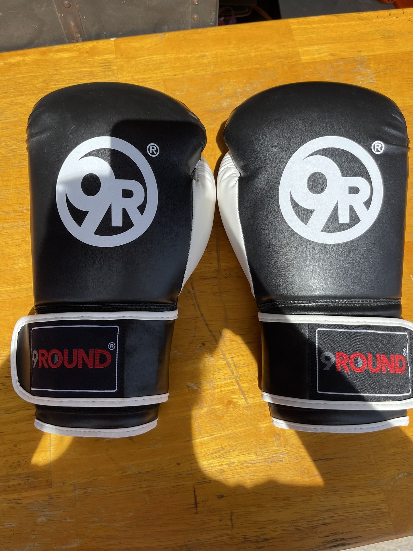 9 Round Boxing Gloves - Unisex