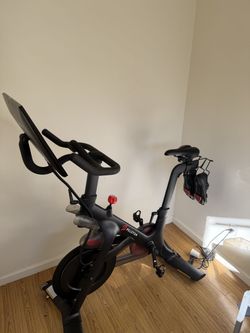2022 Peloton Bike 2nd Gen Very Good Condition 51-200 Rides - Los Angeles, CA