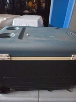 Rubbermaid 60 quart cooler Blue