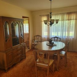 Dining room table with inserts, pads and 5 chairs. 