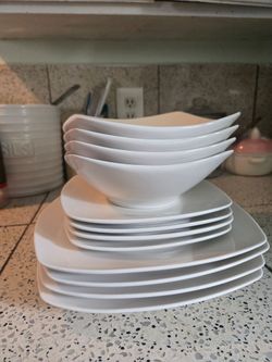 12 piece dinner set / square bowls and plates