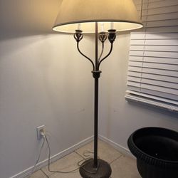 FLOOR LAMP VERY GOOD CONDITION 