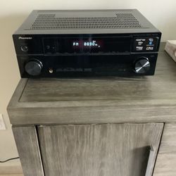 * PIONEER * HDMI * HIGH POWER * HOME THEATER RECEIVER . GREAT SOUNDING RECEIVER IN LIKE NEW CONDITION . MUST SEE TO APPRECIATE . 