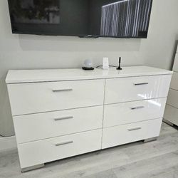 Modern 6-Drawer White Dresser - Like New
