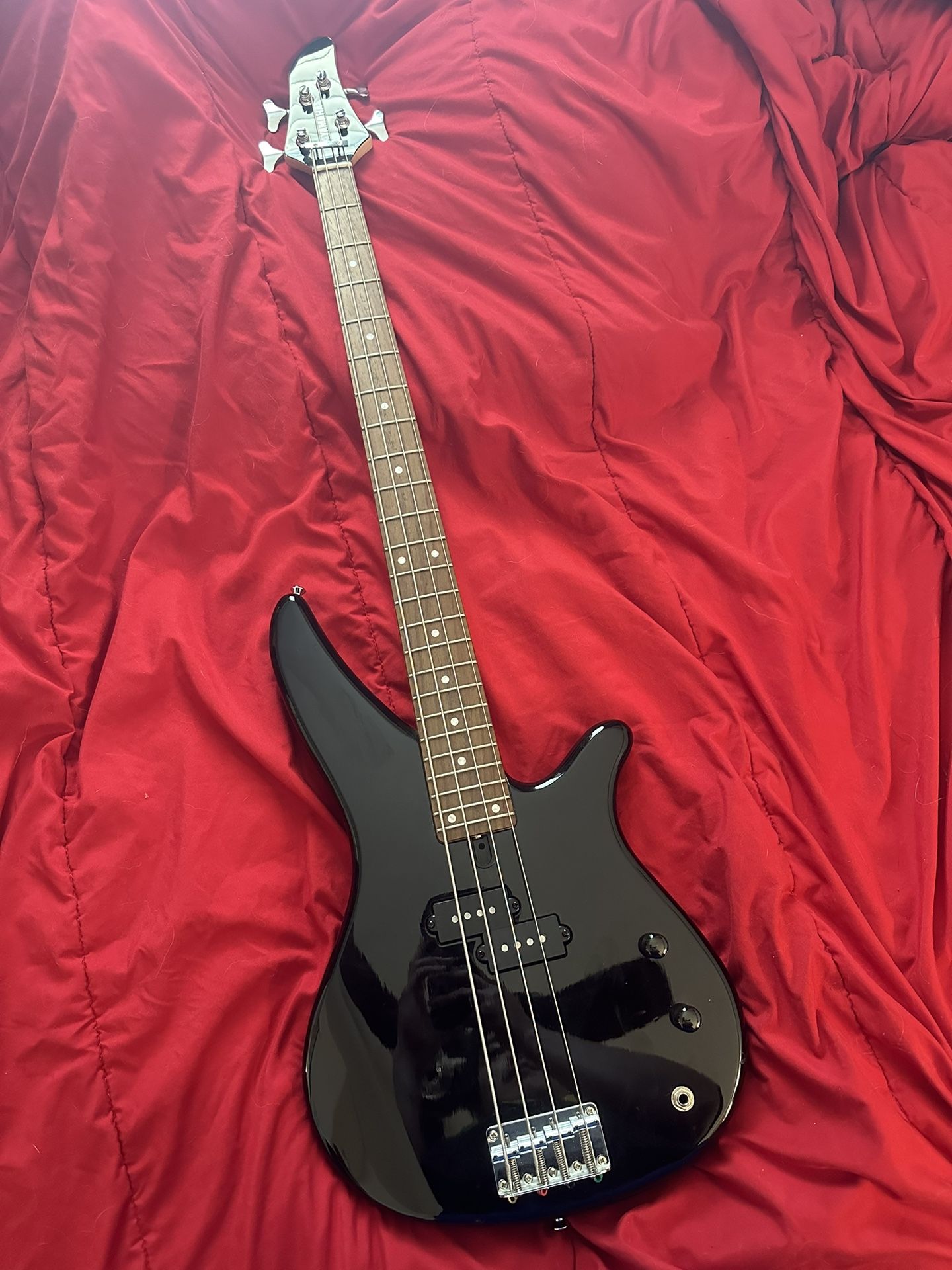Yamaha Bass Guitar ERB 070 2 With Gig Bag for Sale in Rancho Cordova CA OfferUp