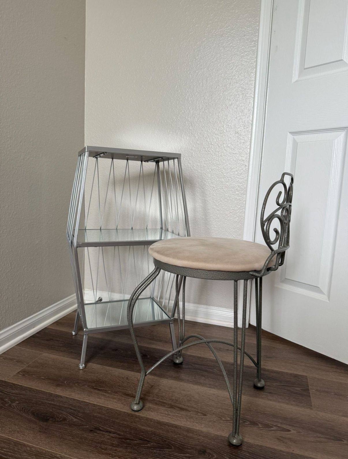 BEAUTIFUL SIDE TABLE AND VANITY CHAIR
