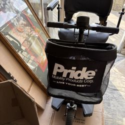 ELECTRIC MOBIL SCOOTER, ONLY RIDDEN A COUPLE IF TIMES, STILL LOOKS NEW