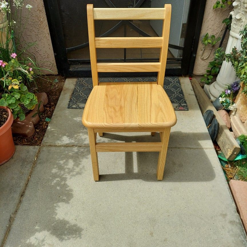 KIDS WOOD CHAIR.
