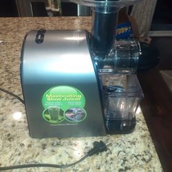 JUICER, HIGHER YIELDS FOR LEAFY GREENS. ALL PARTS EASY TO CLEAN