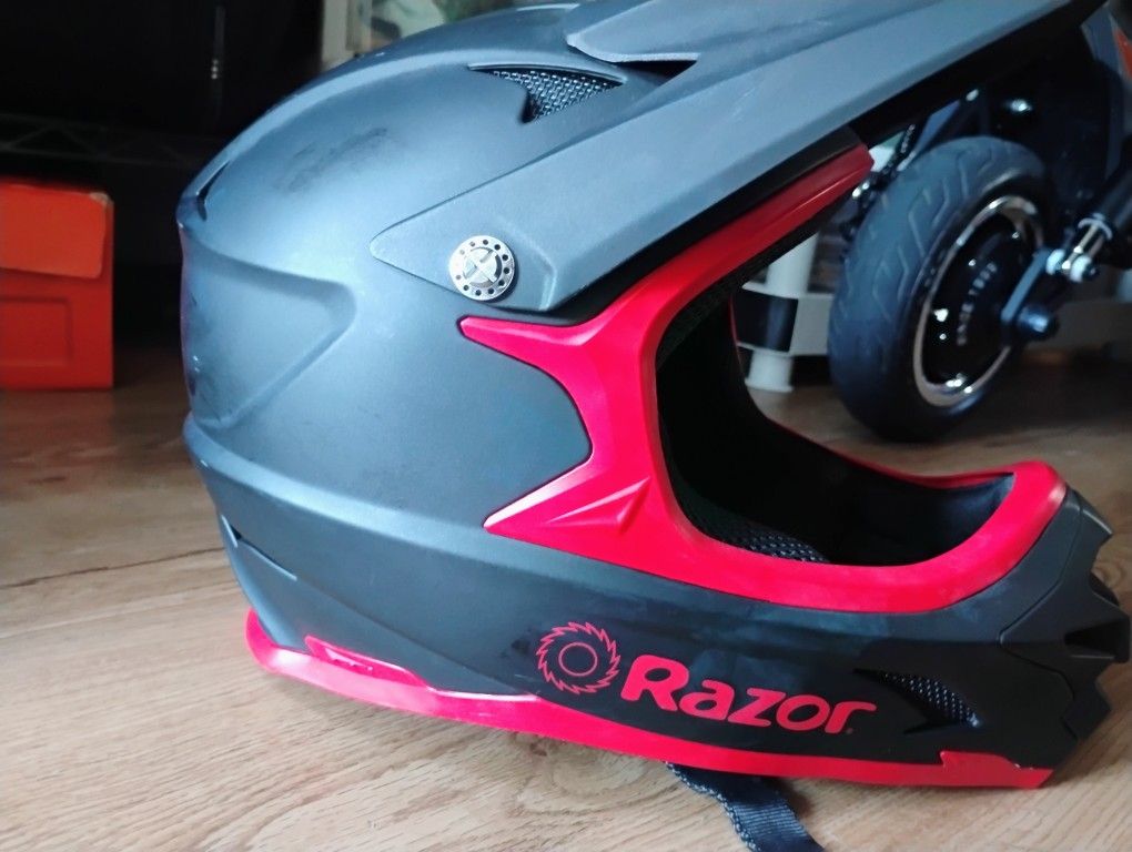Razor Helmet 