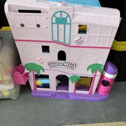 Shopkins super mall six dolls and Furniture