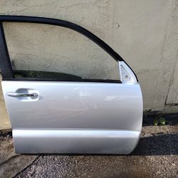 Vendo Puerta De Lado Derecho De Toyota 4Runner Del 2005 Precio $150