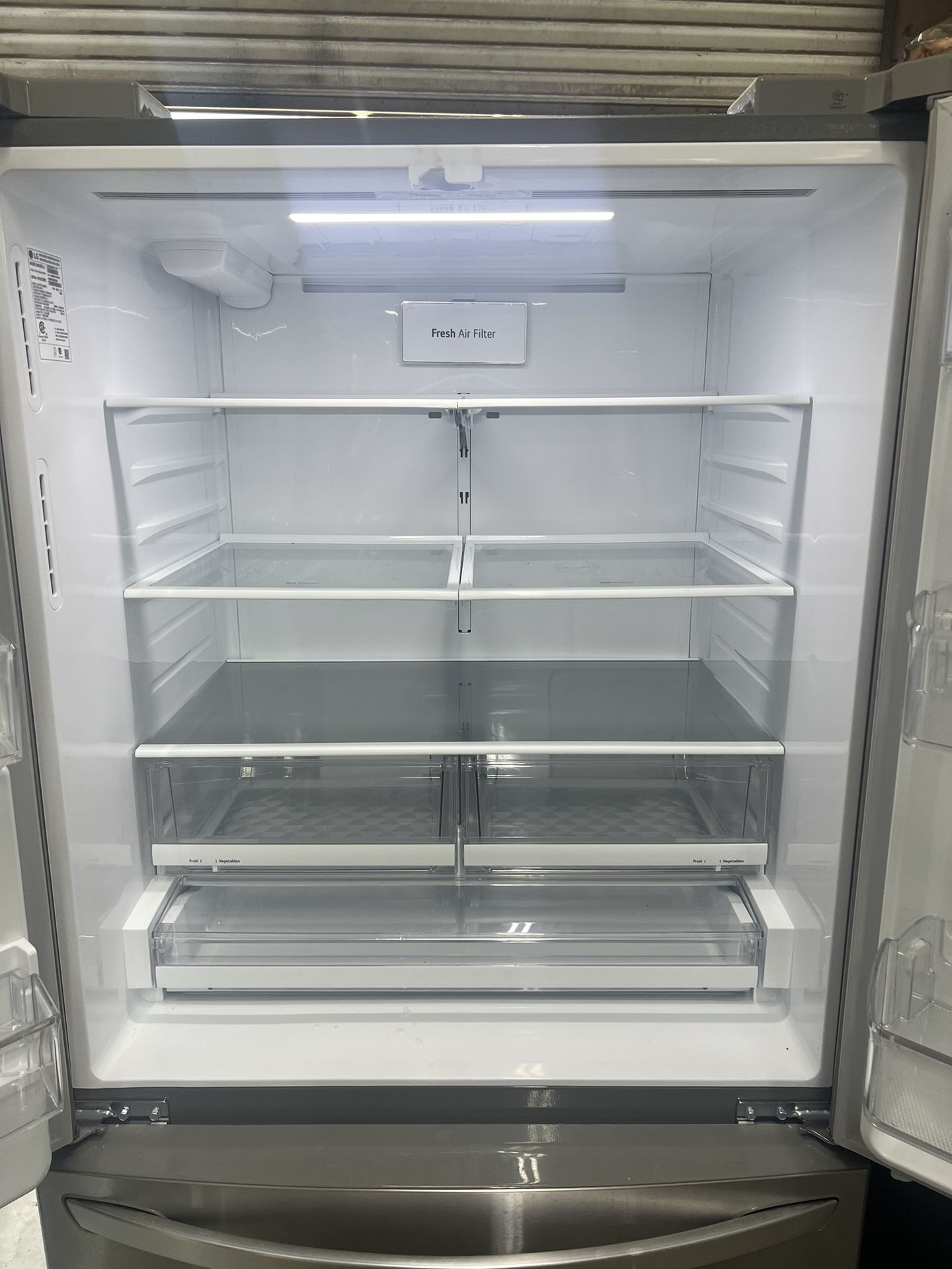 2022 Year Model LG Fridge , Everything Works Fine ,it Comes With A Warranty