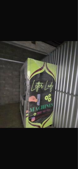 Combo Snack & Drink Vending Machine w/ Credit Card Reader – Great Condition