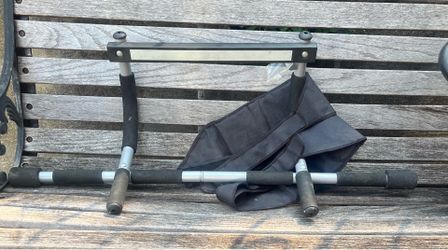 Pull-up bar for doorways