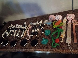 31 piezas mordeleras y colgadores de chupones entre otras cosas nunca las use