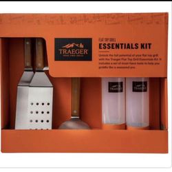 Traeger 5-Piece Flat Top Griddle Tool Set with Wooden Handles