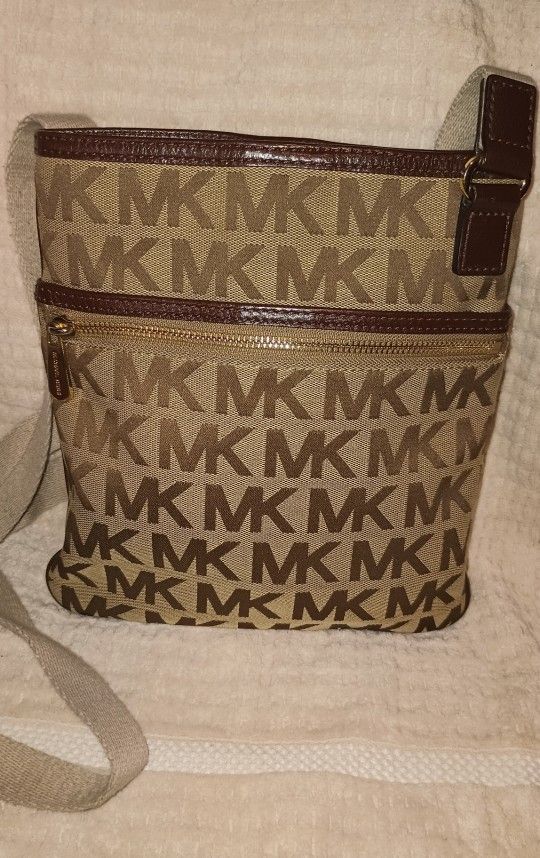 Crossbody Michael Kors Purse 👛 