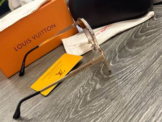 Men’s sunglasses with a modern and versatile design. Perfect for everyday wear, vacations, driving, or completing a casual look.