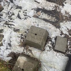 18 Concrete deck blocks