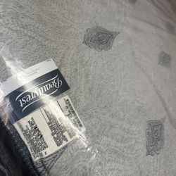Soft queen-size mattress at a low price for a quick sale—few offers like this one!