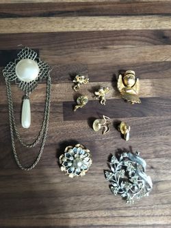 Bundle of vintage brooches