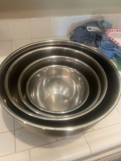 Set of stainless steel bowl and lids