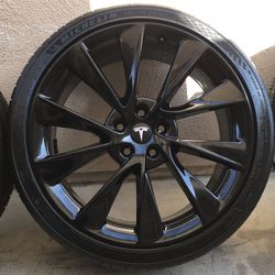 Tesla Model S Twinturbine 21” wheels 