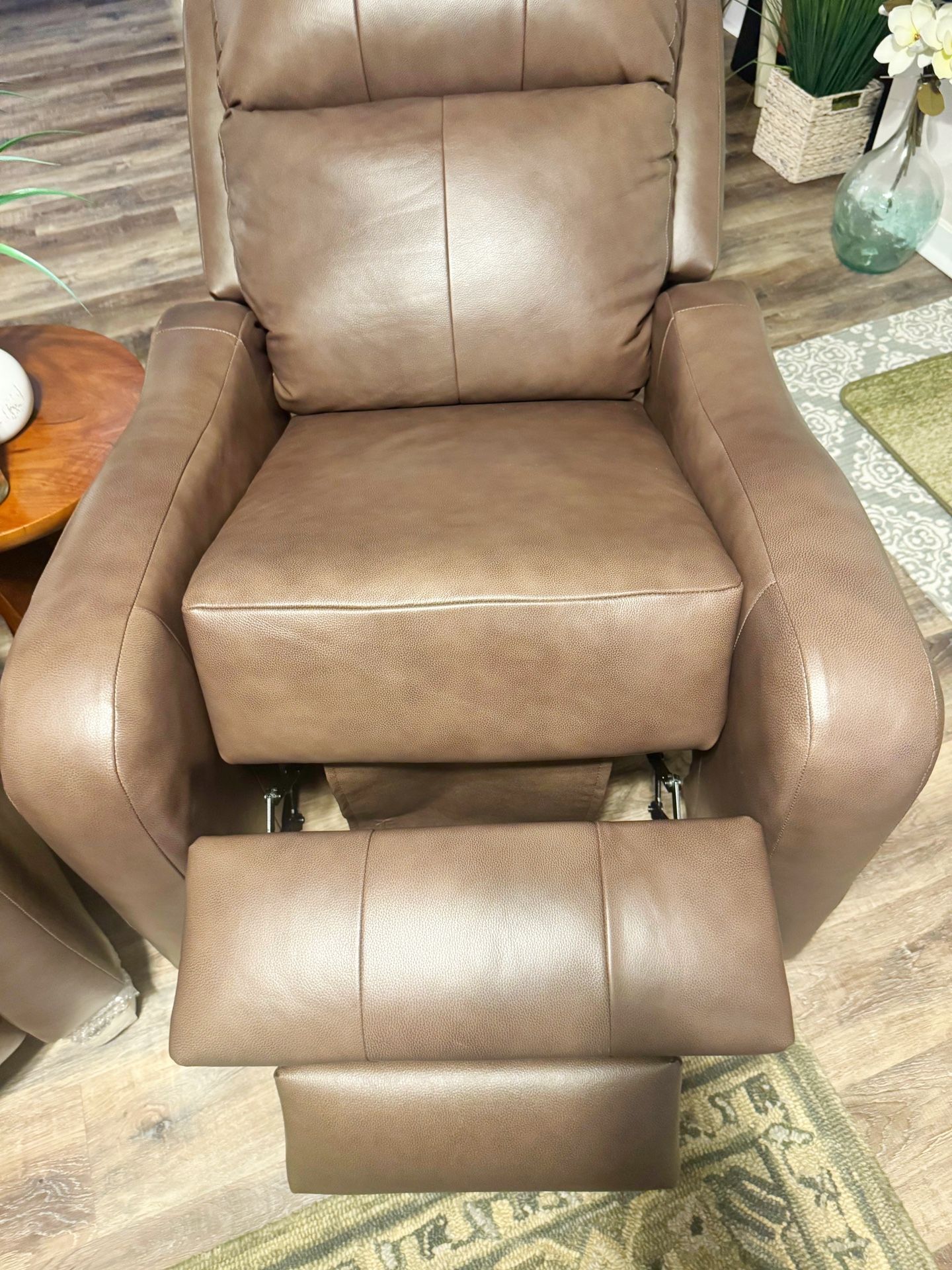 (1) Brand New Recliner Chair in Mocha Brown 🤤