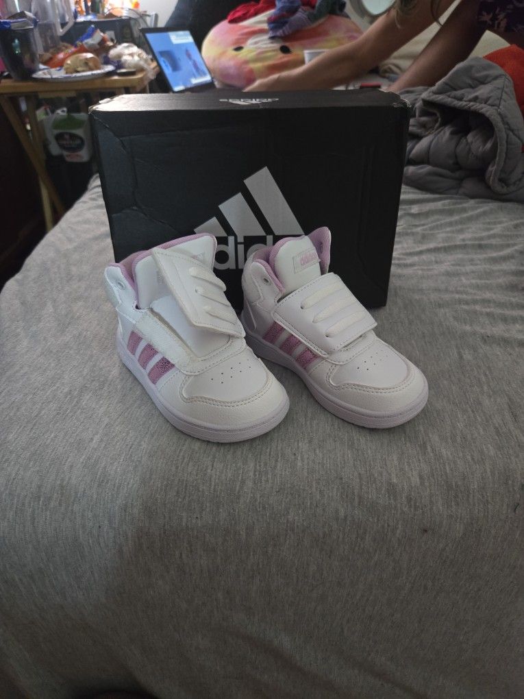 Girls Adidas.
Hoops mid 2.0 I