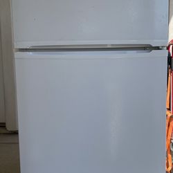 Amana  White 18 cf Refrigerator