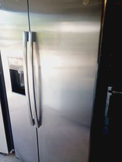 refrigerador Stainlees Steel G.E limpio todo trabaja con garantía $ 350