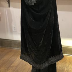 Brand New Shawls And Clothes For Best Christmas, Birthday, Anni Vasari And More.