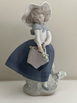 Lladro Porcelain Figurine #5222 Pretty Pickings - Non Glossy