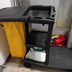 Housekeeping cart