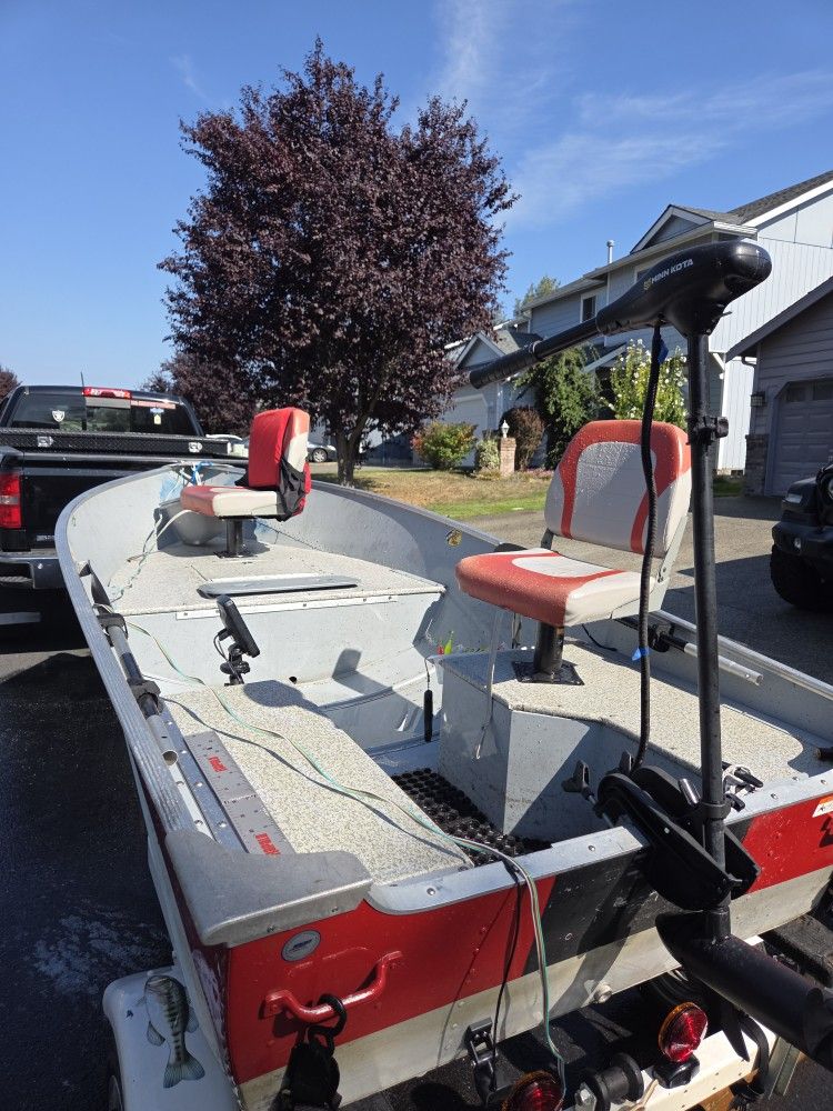 2014 LUND WC-12 Fishing Boat with Trailer 